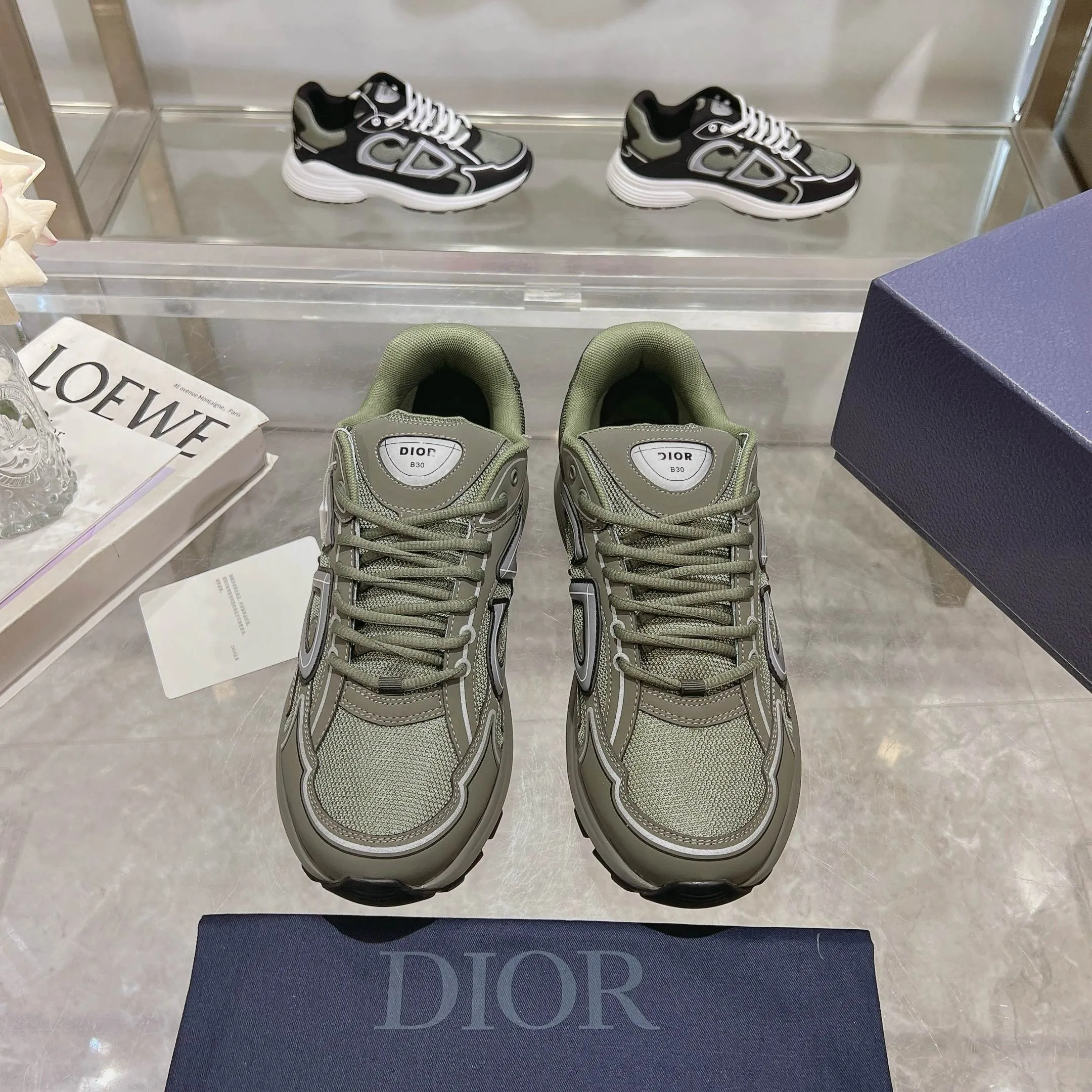 👟👟Ex-factory price 520👟👟 H612 high version B30 low-top sneakers are one of the flagship styles of this series. Crafted from mesh and technical fabrics, it's finished with a reflective 'CD30' graphic and 'DIOR B30' and 'CD30' logos on the heel and tongue. The extra-light, sculpted rubber sole adds style with signature accents, while internal stretch details create ideal comfort. Can be paired with a variety of casual looks to show a fashionable, modern and sporty style. ✅Size: 35-47 (45-46-47 customized, non-returnable and non-exchangeable) ✅Sole material: Original ultra-light IP sole ✅Packaging: Brand new counter packaging